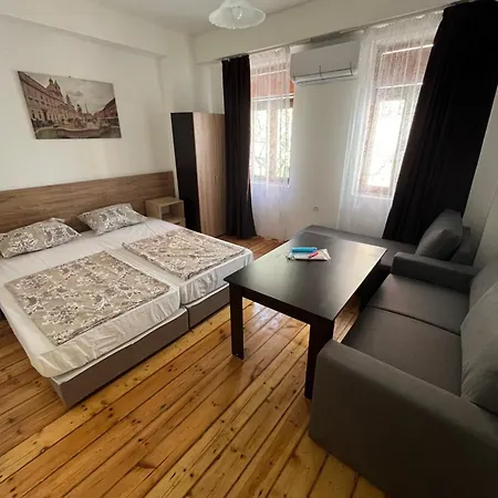 Гостьовий будинок En-suite Rooms: Novа In Center 2*